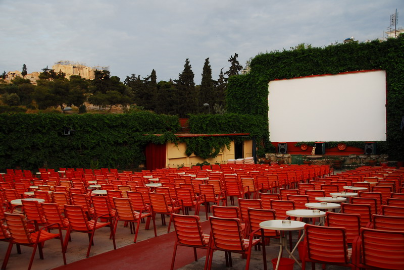 Foto van stoelen en scherm van openluchtbioscoop Thision met uitzicht op het Parthenon
